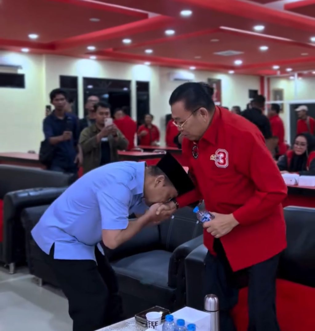 Foto norsan cium tangan