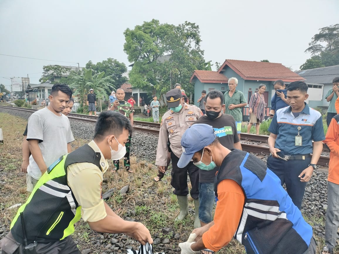 Izin ke Toilet, Seorang Remaja Ditemukan Tewas Tertabrak Kereta di ...
