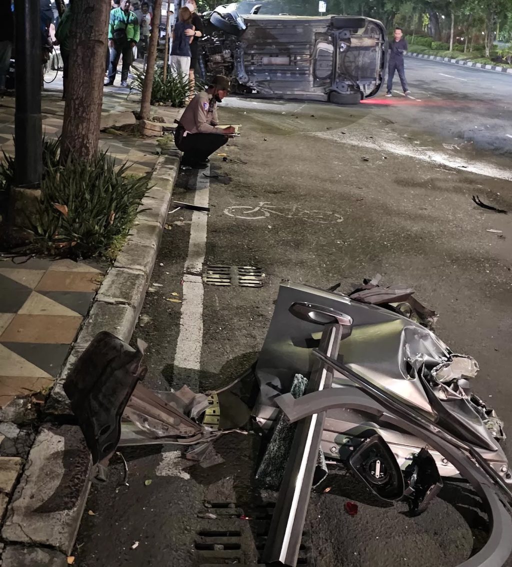 Kecelakaan_karambol_mayjen_sungkono_surabaya-1207932525