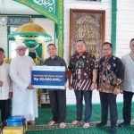 Ria Norsan dan Bank Kalbar Salurkan Bantuan ke Masjid Jami’ Sultan Nata Sintang