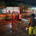 Gercep Polres Probolinggo Tangani Banjir di Kecamatan Dringu