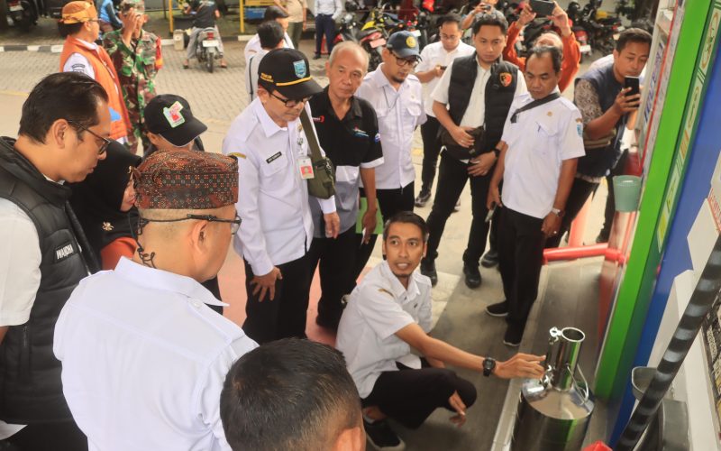 Tim Satgas Saber Polres Probolinggo sedang melakukan pemantauan di Pasar Semampir, Kecamatan Kraksaan, Kabupaten Probolinggo, Rabu (11/2/2026). (Foto : Rachmat Effendi)