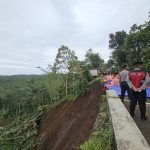 Kapolres Probolinggo Tinjau Lokasi Longsor
