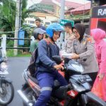 Polres Probolinggo Berbagi Takjil on The Road