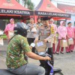 Sambil Berbagi Takjil, Polres Probolinggo Buka Layanan Samsat dan Sim Keliling bagi Warga