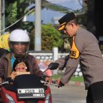 Ramadan Berkah, Polres Probolinggo Berbagi Takjil kepada Pengendara