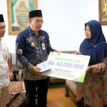 Wali Kota Probolinggo Serahkan Santunan BPJS Ketenagakerjaan kepada Tiga KPM