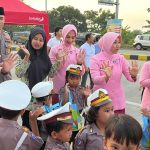 Polres Probolinggo Bersama Bhayangkari dan Pocil Bagikan Takjil di Pos Terpadu