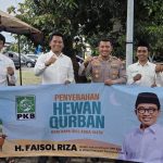 Wamenperin Faisol Riza Salurkan Puluhan Sapi Kurban di Probolinggo, Sasar Polres hingga Ormas NU