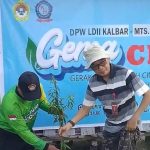 Kolaborasi LDII Kalbar dan MTs Khairul Hikmah Sulap Madrasah Jadi Oase Hijau lewat “Gema Cling”
