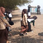 Peringati HUT Pramuka Ke 65 Tahun, SMK Darul Hikmah Paiton Aksi Bersih Lingkungan Pantai Duta