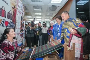 Ekspor Tenun Ikat Indonesia Meningkat, Industri Ulos Didorong Naik Kelas