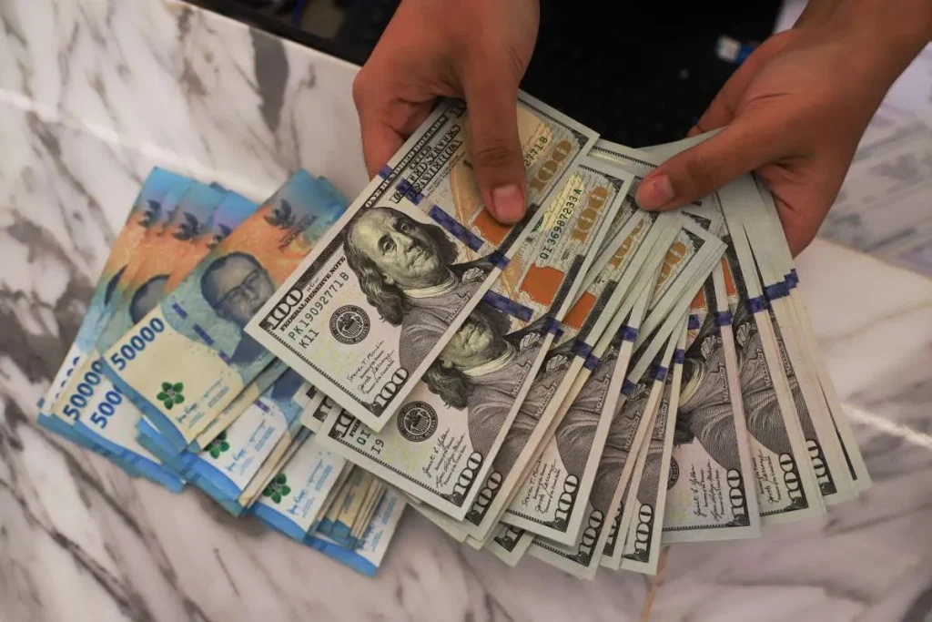 Rupiah Ditutup Menguat ke Rp17.900, Jisdor BI Malah Melemah