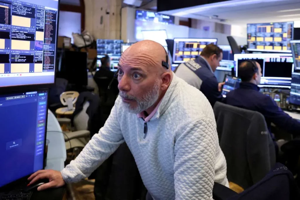 Wall Street Menguat, tetapi Sentimen Konsumen AS Memburuk