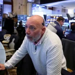 Wall Street Menguat, tetapi Sentimen Konsumen AS Memburuk