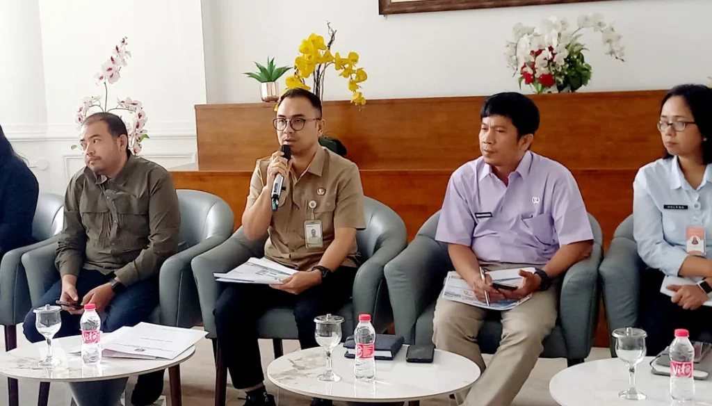 6ac497ea4f8f9-kepala-biro-perekonomian-sekretariat-daerah-provinsi-setdaprov-sumut-evan-botung-daulay-saat-konferensi-pers-di-kantor-gubernur-sumut_medan