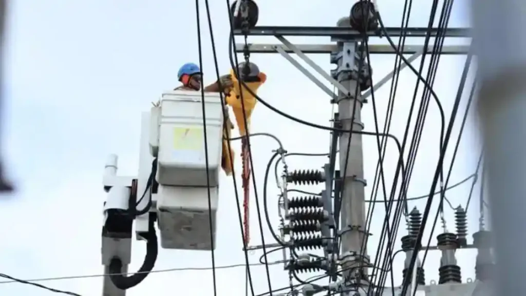 INFO-PEMADAMAN-LISTRIK-Potret-petugas-PLN-sedang-memperbaiki-gangguan-listrik