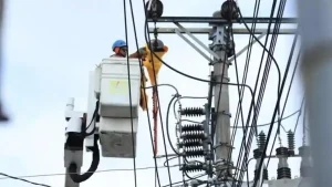 INFO-PEMADAMAN-LISTRIK-Potret-petugas-PLN-sedang-memperbaiki-gangguan-listrik