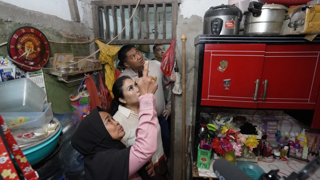 Maruarar Tinjau Rumah Tak Layak Huni, Pastikan Bantuan Tepat Sasaran
