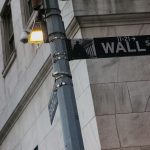 Wall Street Merah! Oracle Anjlok 8,8 Persen, CoreWeave Terjun 15 Persen
