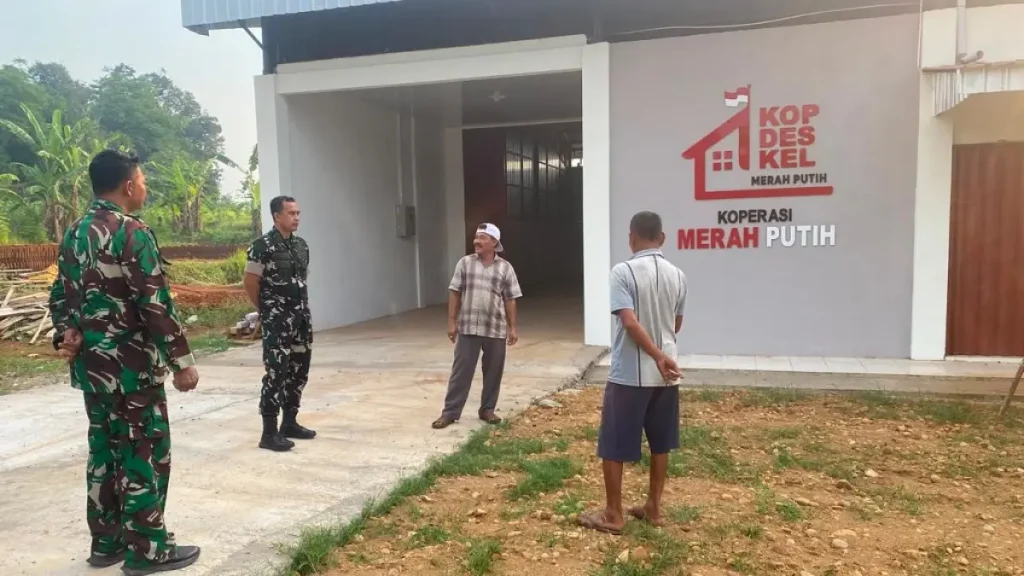 kdmp-dandim-0736batang-letkol-inf-didik-sudarmawan-saat-meninjau-lokasi-kopdes-di-desa-cepokokuning-qcZKz