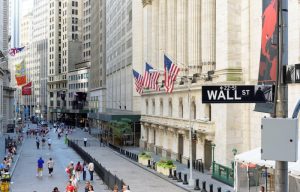Wall Street Bergerak Beragam, Saham Teknologi AS Tertekan Lonjakan Minyak